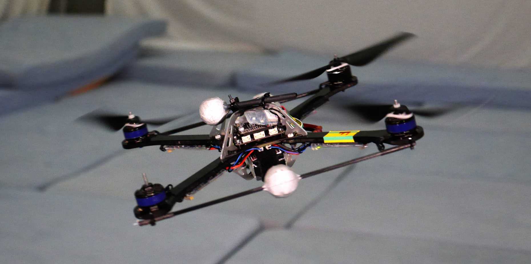 Vergrösserte Ansicht: Quadcopter, der nur mit drei Propellern fliegt