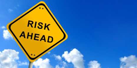 Strassenschild mit Aufschrift "Risk ahead"