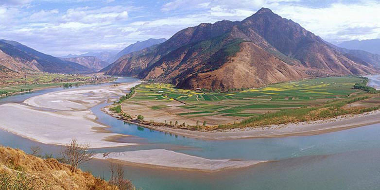 Vergrösserte Ansicht: Das Bergland Yunnans, China, wird geprägt durch die drei mächtigen Ströme Jangtse (im Bild), Mekong und Saluen. Durch Plattenverschiebungen hervorgerufene Verwerfungen führten dazu, dass sich die Flussläufe stark änderten, was die Landschaft prägte. (Bild: Wikimedia Commons)
