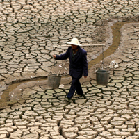 Ein chinesischer Bauer sucht Wasser in einem ausgetrockneten Flussbett.