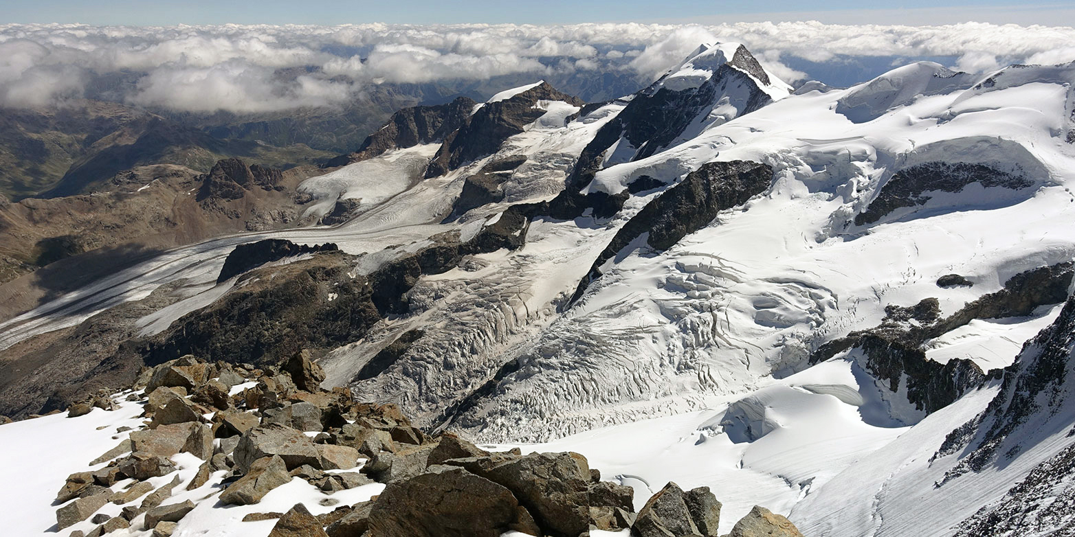 Vergrösserte Ansicht: Heute sind nur noch die hohen Alpengipfel und ihr Umfeld - im Bild der Piz Palü im Oberengadin (rechts der Bildmitte) - vergletschert. (Bild: Peter Rüegg)