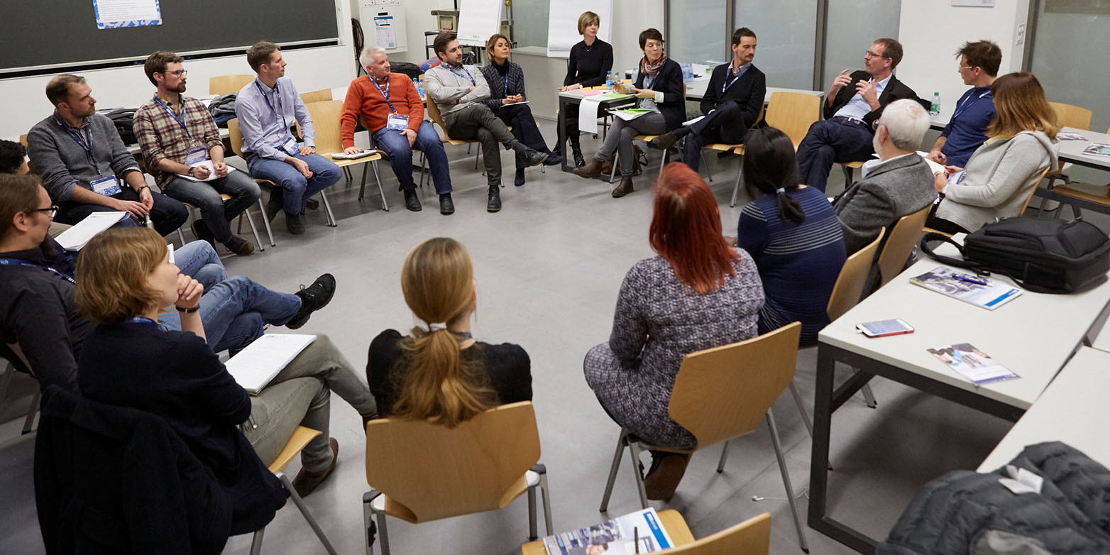 Engagiert diskutierten Dozierende, Doktorierende und Administrationsmitarbeitende in einem der zahlreichen Workshops zum Thema Doktoratsbetreuung. (alle Bilder: Giulia Marthaler / ETH Zürich)