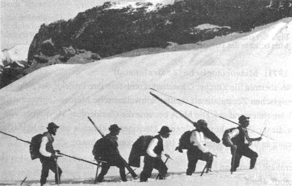 Enlarged view: Researchers transporting the measuring instruments up to the Claridenfirn for the first time in September 1914 (photo from the first measurement report).