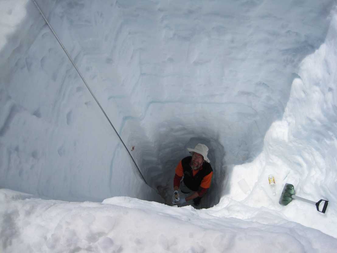 Enlarged view: Giovanni Kappenberger, head of the measurement programme, measuring the 4.5-metre-thick winter snow cover in the spring at 2,900 metres above sea level. (Photo: U. Steinegger, 23 May 2009)