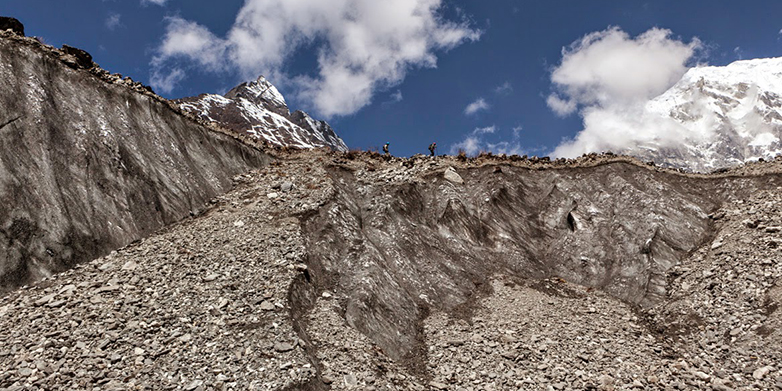 Glacier tongues in the Langtang valley are often covered with debris which delays melting. (Photo: Eduardo Sotares)