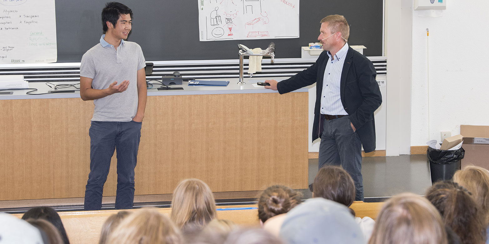 Discussing the expectations of doctors: medical student Yi Zheng and Professor Jörg Goldhahn at the orientation day for the medical programme at ETH Zurich. (Image: Sabine Goldhahn / ETH Zurich)
