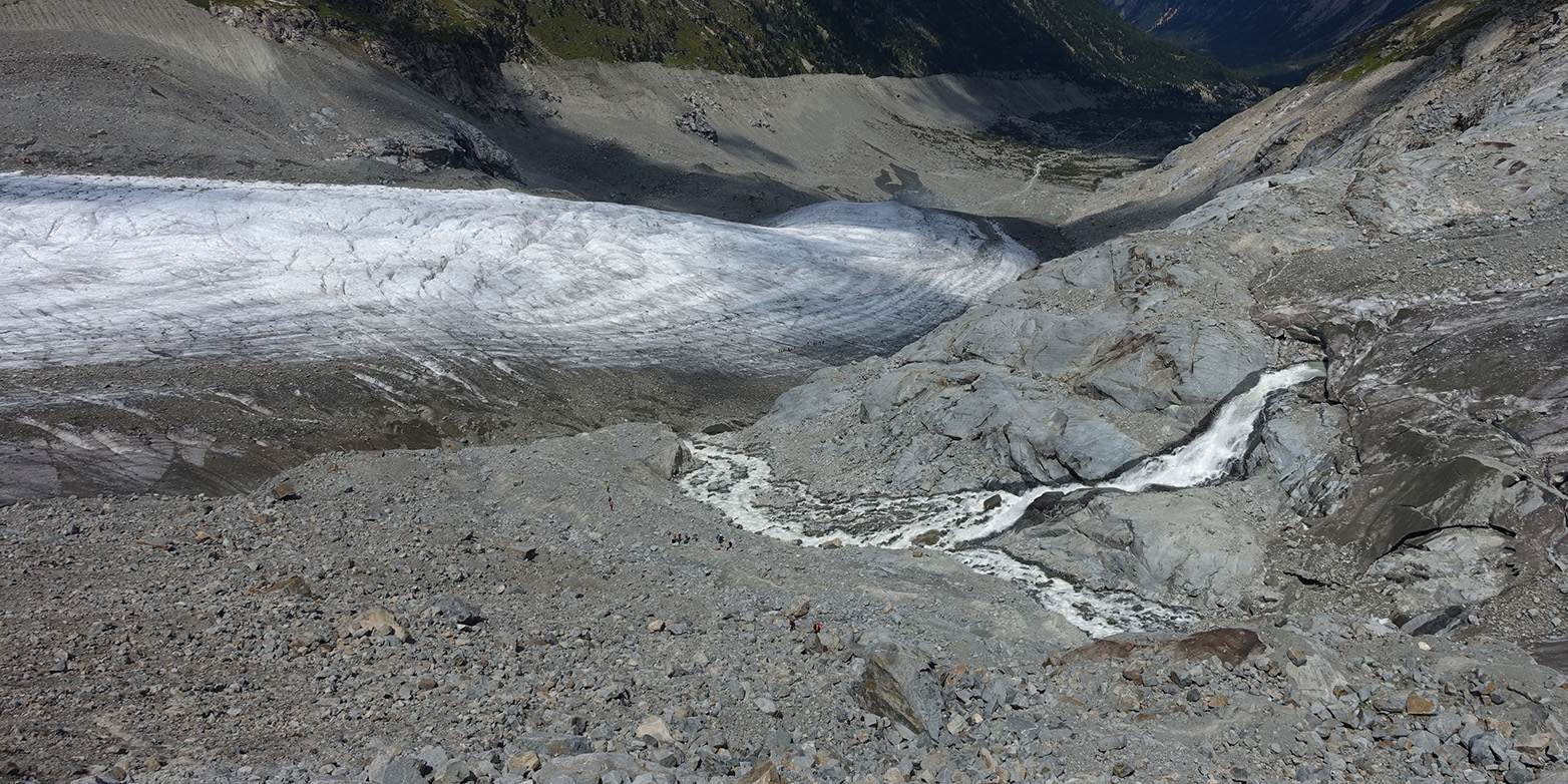 Enlarged view: Evident glacier shrinkage in the Engadine, August 2018: The connection between Morteratsch glacier and Pers glacier has melted. (Photograph: Peter Rüegg)
