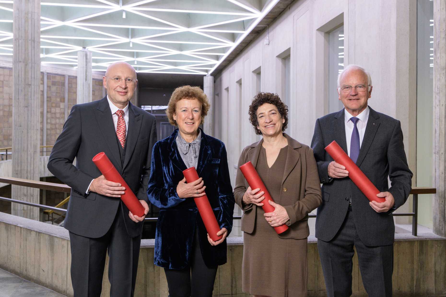 Enlarged view: Honorary doctors Prof. Dr. Dr. h.c. mult. Stefan W. Hell, Prof. Dr. Lia Addadi and Prof. Dr. Naomi Oreskes and honorary council Prof. Dr. Hengartner (v.l.n.r.). (Image: ETH Zurich / Oliver Bartenschlager)