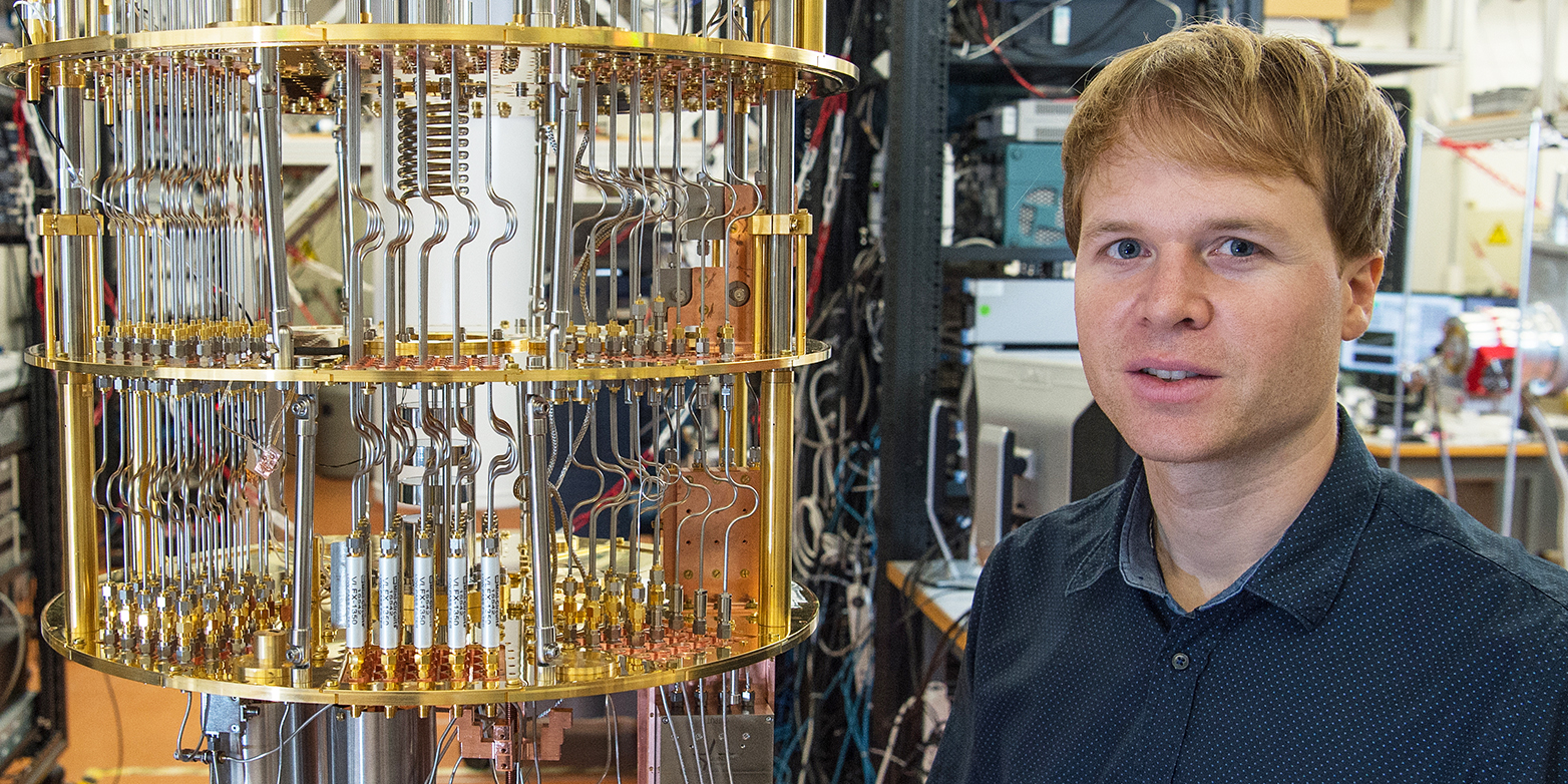 Using this highly complex equipment, Sebastian Krinner explores how the error rates of quantum computers can be reduced. (Photograph: ETH Zurich/ D-PHYS/ Heidi Hostettler)