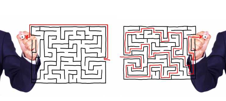Vergrösserte Ansicht: Mann zeichnet Weg durch Labyrinth, zweiter Mann zeichnet Weg aussen herum
