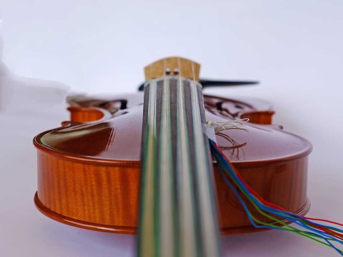 Vergrösserte Ansicht: Geige mit Sensoren unter den Saiten