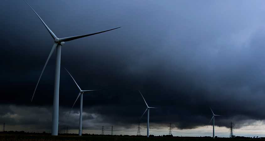 Vergrösserte Ansicht: Wind park in storm
