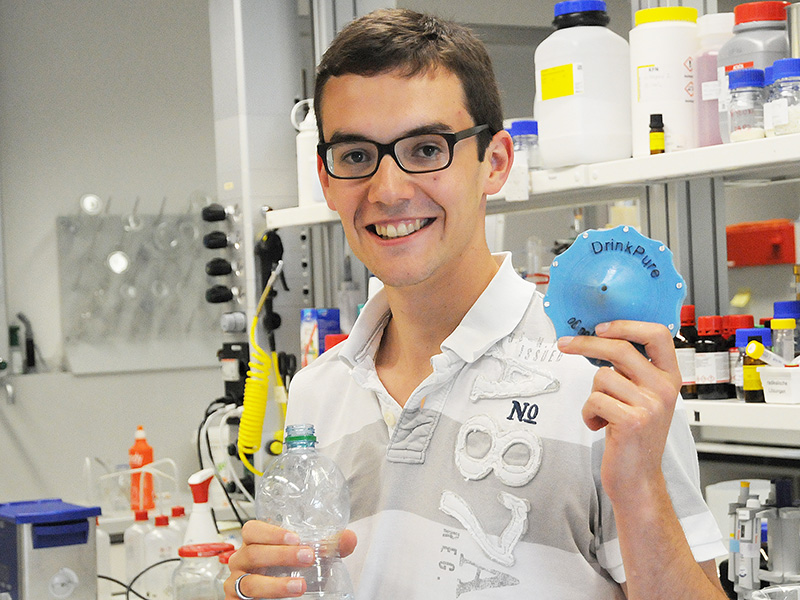 Vergrösserte Ansicht: ETH-Student Jeremy Nussbaumer mit Wasserfilter