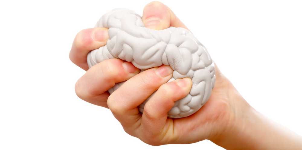 Vergrösserte Ansicht: Symbolbild: Hand presst Gummi-Gehirn zusammen