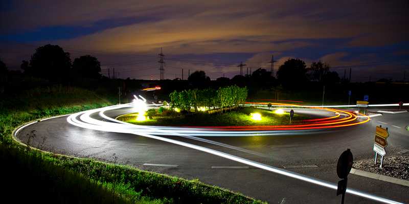 Vergrösserte Ansicht: Kreisverkehr bei Nacht