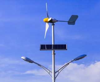 Vergrösserte Ansicht: Laterne mit Solarpanel und Windrad