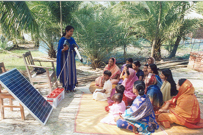 Unterricht über Solartechnik in Bangladesch.