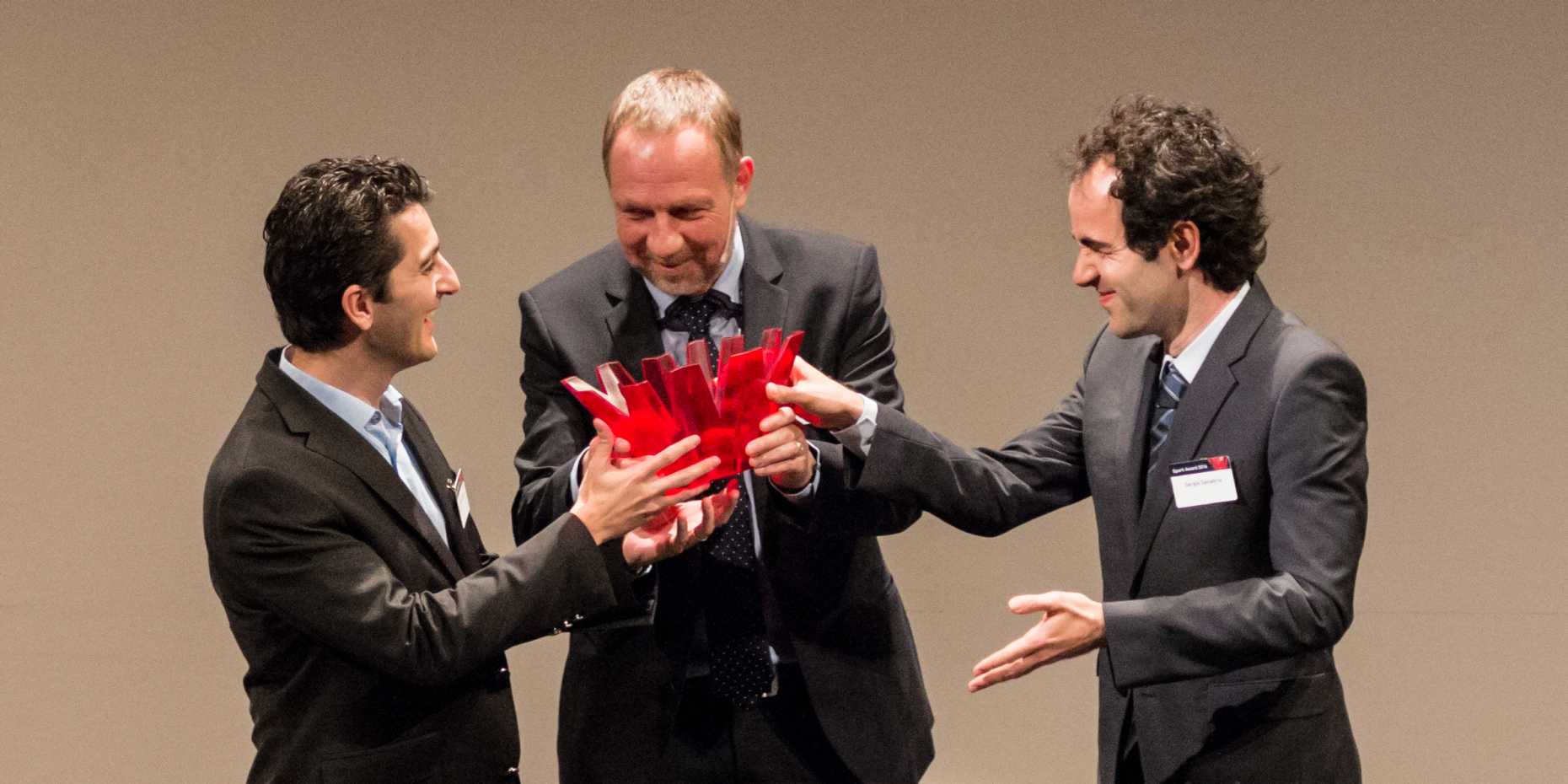 Vergrösserte Ansicht: ETH-Vizepräsident Detlef Günther (Mitte) mit den Gewinnern des Spark Awards 2016, Orçun Göksel (links) und Sergio Sanabria (rechts). (Bild: ETH Zürich / Oliver Bartenschlager)