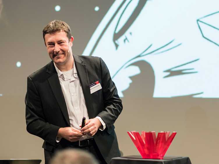 Vergrösserte Ansicht: Keynote-Redner Manuel Aschwanden, CEO von Optotune, schilderte das Auf und Ab eines Start-ups. (Bild: ETH Zürich / Oliver Bartenschlager)