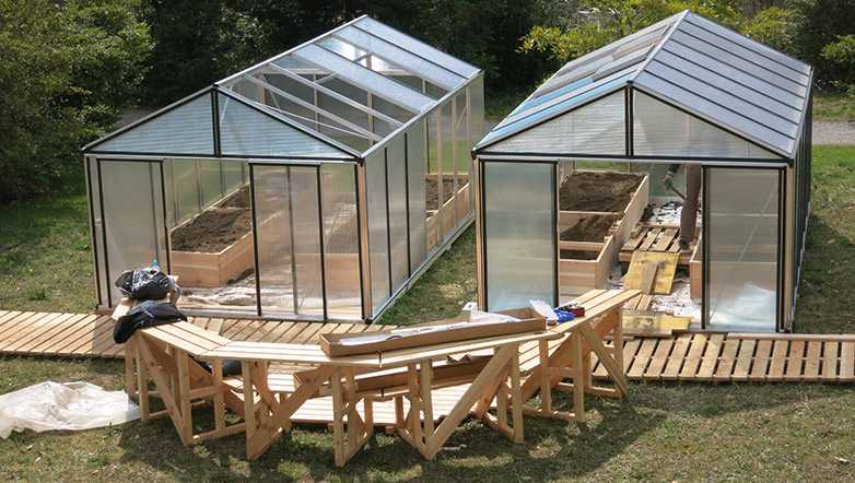 Vergrösserte Ansicht: Greenhouses under construction. 