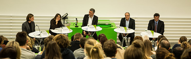 Vergrösserte Ansicht: Am Podium diskutieren (v.l.n.r.): Matthias Schmelzer (UZH), Irmi Seidl (WSL), Moderator Sandro Broz, Lucas Bretschger (ETH) und Rudolf Minsch (Economiesuisse).