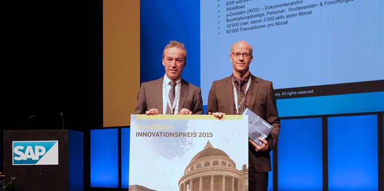 Vergrösserte Ansicht: Alain Lutz, SAP Schweiz (links), bei der Verleihung des Innovationspreises an Adrian Fischer, ETH Zürich (rechts). (Bild: SAP)