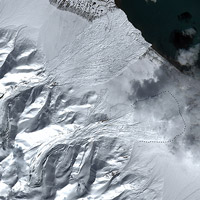 Zwei benachbarte Gletscher in Tibet brachen in sich zusammen und lösten gigantische Eislawinen aus.