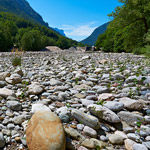 Trockenes Flussbett in den bayerischen Alpen, Deutschland