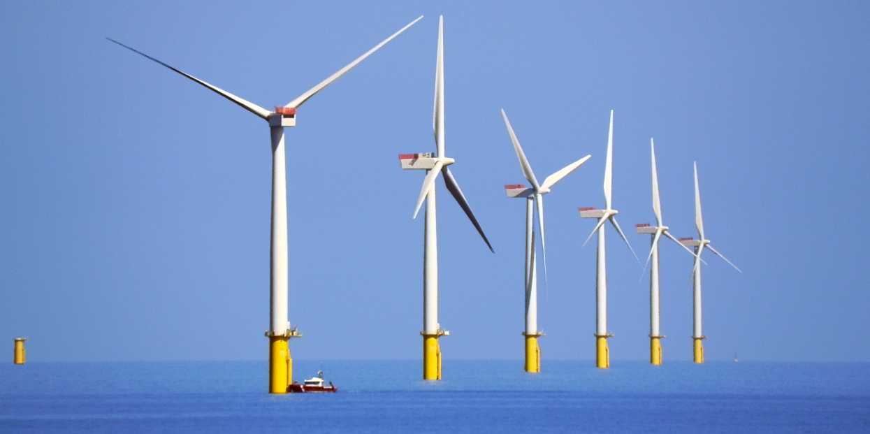 Vergrösserte Ansicht: Mit Offshore-Windanlagen - im Bild der Windpark Walney im Nordwesten Englands - wird künftig markant mehr Windstrom produziert. (Bild: David Dixon / Wikipedia / CC 2.0)