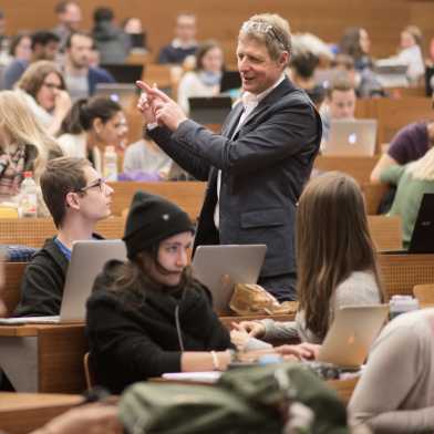 Professor Ernst Hafen im Austausch mit Studierenden (Bild: Simon Tanner)