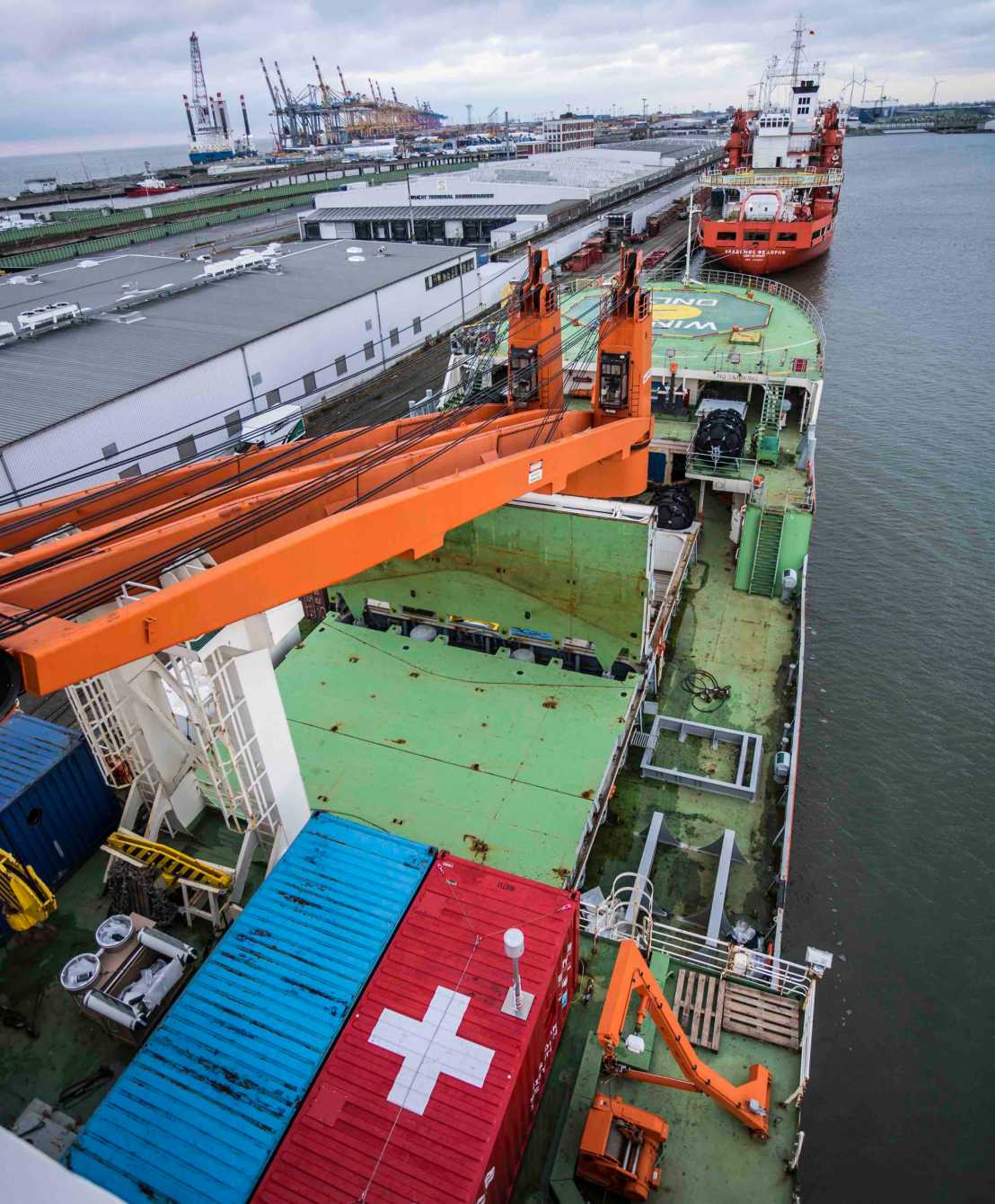 Blick vom obersten Deck: Der Schweizer Messcontainer ist gut zu erkennen.