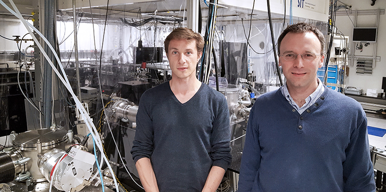 Haben einen Weg gefunden, um ultraschnelle Prozesse im Labor zu untersuchen: die ETH-Forscher Yoann Pertot und Hans Jakob Wörner. (Bild: ETH Zürich / Florian Meyer)