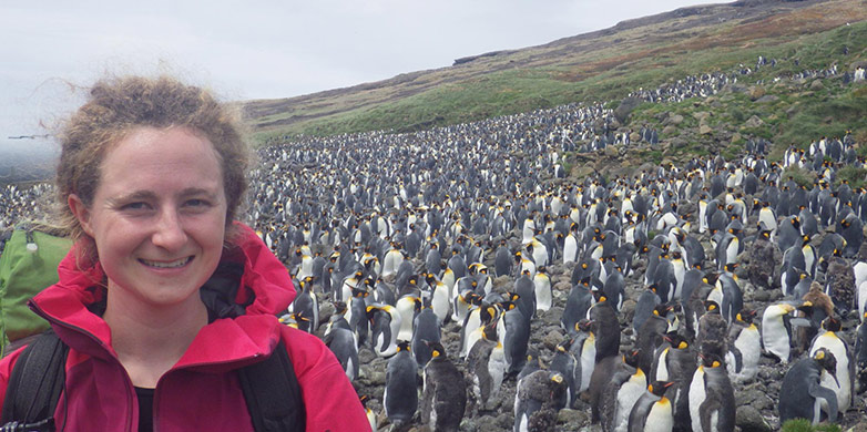 Vergrösserte Ansicht: Iris Thurnherr mit einer Pinguin-Kolonie auf der Île de la Possession.