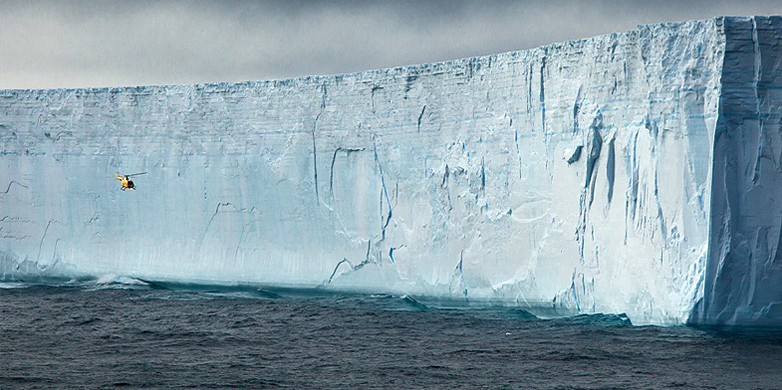 Vergrösserte Ansicht: Helikopter vor schmelzendem Eisberg im Südlichen Ozean