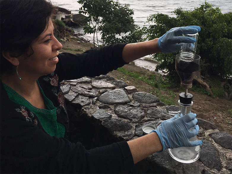 Vergrösserte Ansicht: Dr. Monica Orozco, from Universidad del Valle de Guatemala is collecting water samples from Atitlán lake, removing As using the technology developed by Bolisetty and Mezzenga. 
