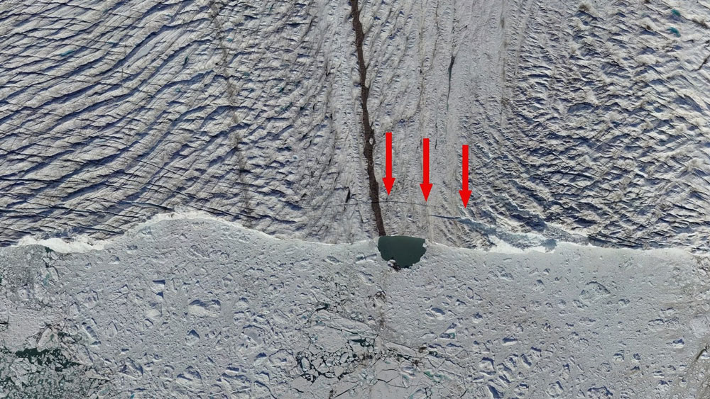 Am Bowdoin-Gletscher entdeckt AtlantikSolar eine Spalte.