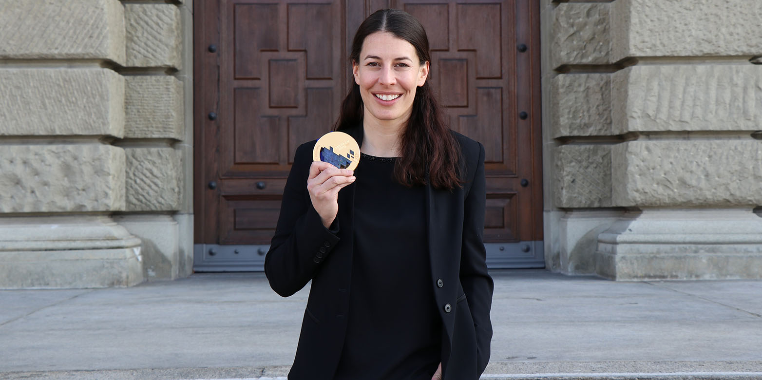 Dominique Gisin mit der Goldmedaille, die sie an den Olympischen Spielen in Sotschi 2014 gewann. (Bild: ETH Zürich / Fabian Stieger)