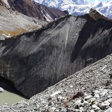 Schuttbedeckter Gletscher im Langtangtal