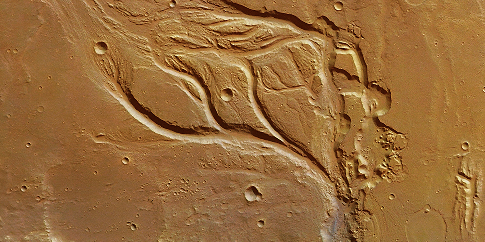 Vergrösserte Ansicht: Die Täler des Osuga Valles auf Mars sind bis zu 900 Meter tief und an einigen Stellen 20 Kilometer breit. (Bild: ESA/DLR/FU Berlin, CC BY-SA 3.0 IGO)