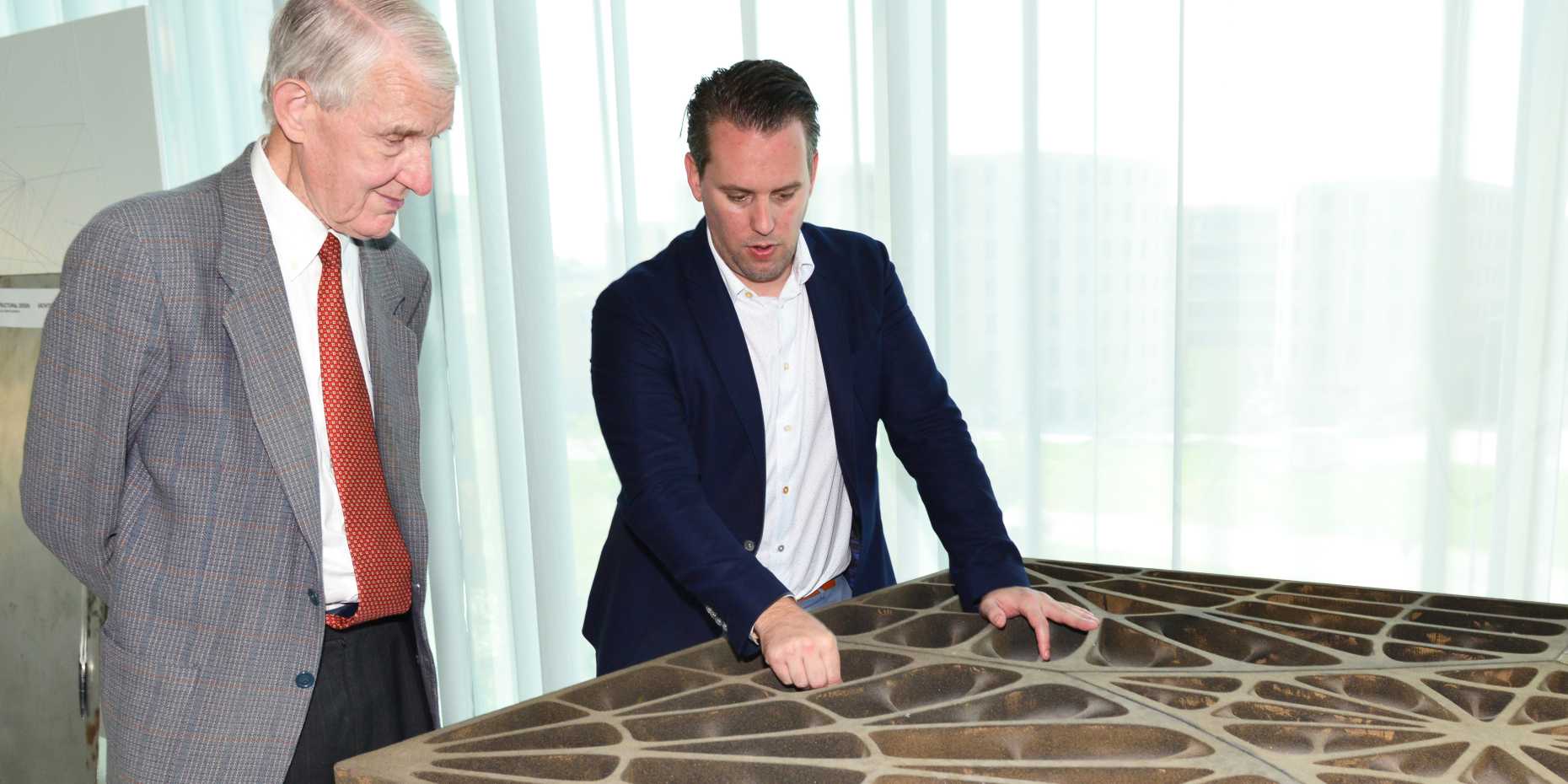 Vergrösserte Ansicht: Philippe Block erklärt Max Rössler die Prinzipien des 3D-gedruckten Leichtbodens, der ohne Armierungseisen auskommt. (Bild: Michael Walther / ETH Zürich)