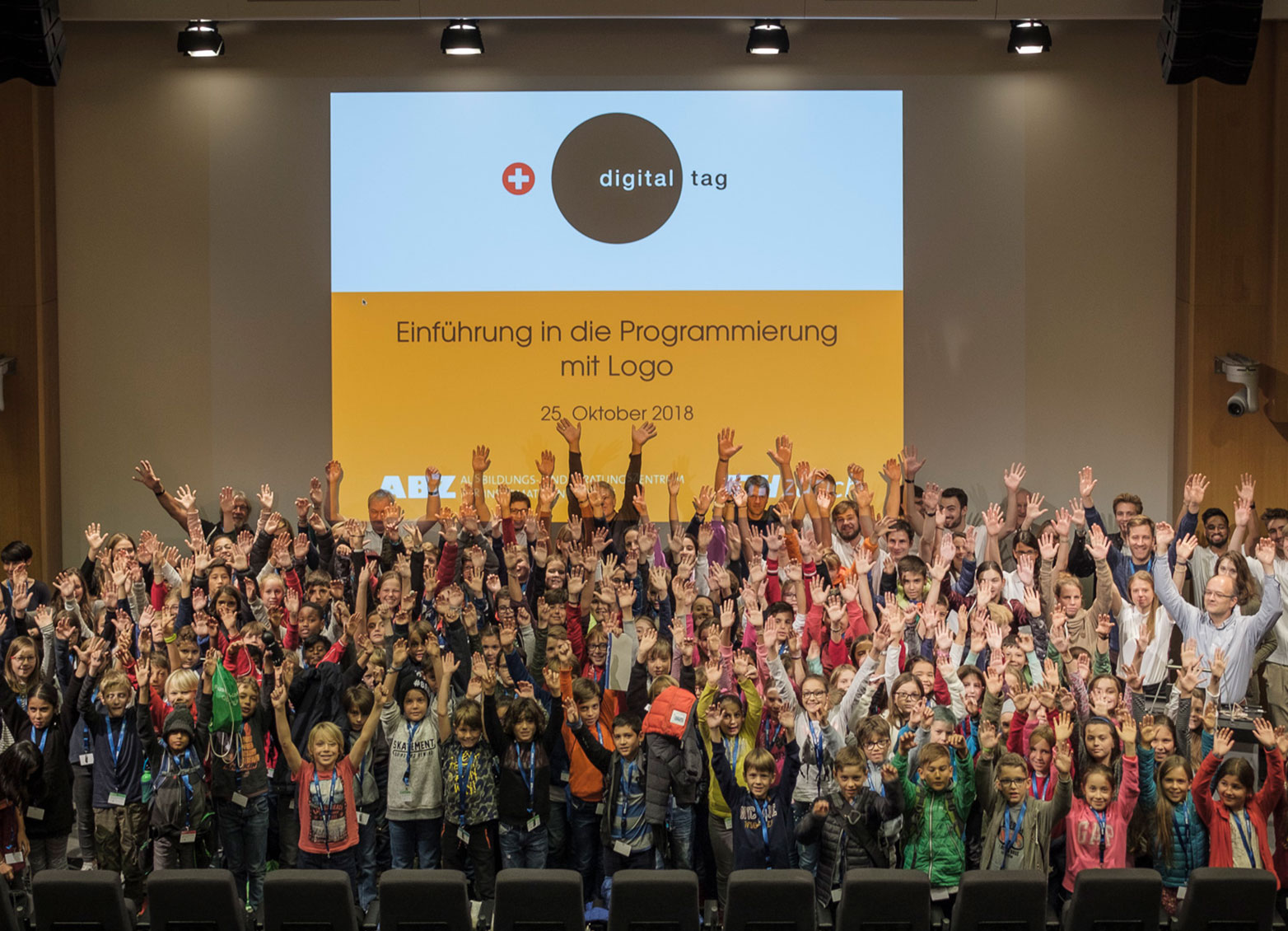 Vergrösserte Ansicht: Rund 130 Kinder besuchten im Rahmen des Digitaltages Programmier-Workshops an der ETH Zürich. (Bild: Jan Lichtensteiger / ETH Zürich)
