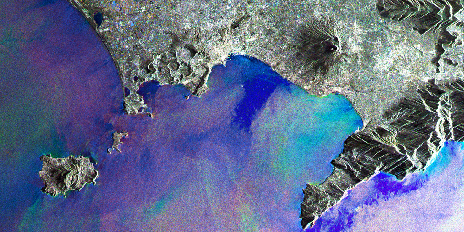 Vergrösserte Ansicht: Die Bucht von Neapel mit der Insel Ischia (links) und den vernarbt wirkenden Phlegräischen Feldern. Am Fuss des Vesuvs (Bildmitte oben) liegt Neapel. (Bild: ESA)