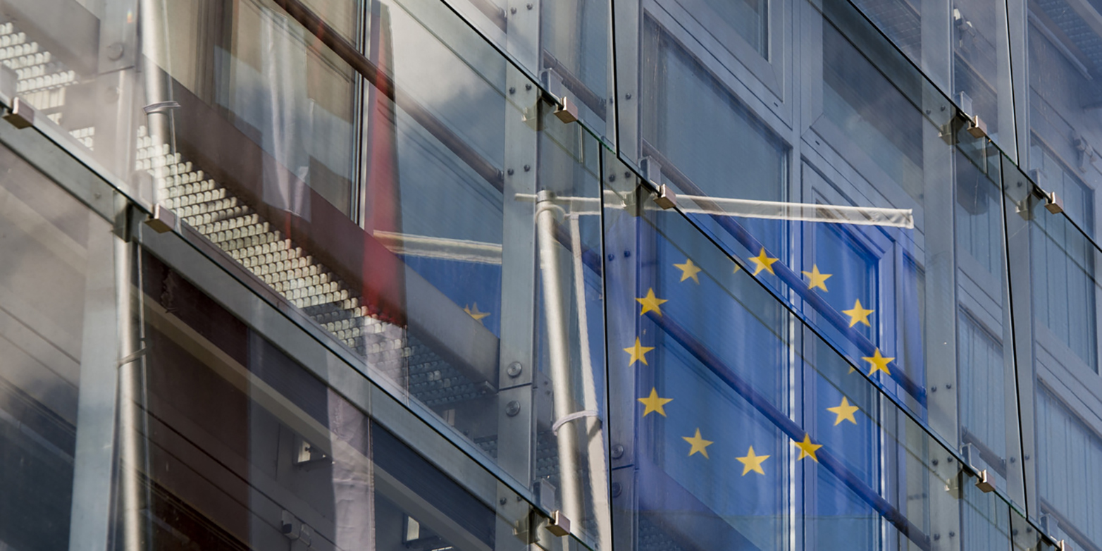 Schweizer und Europäische Flagge spiegelt sich in Bürogebäude