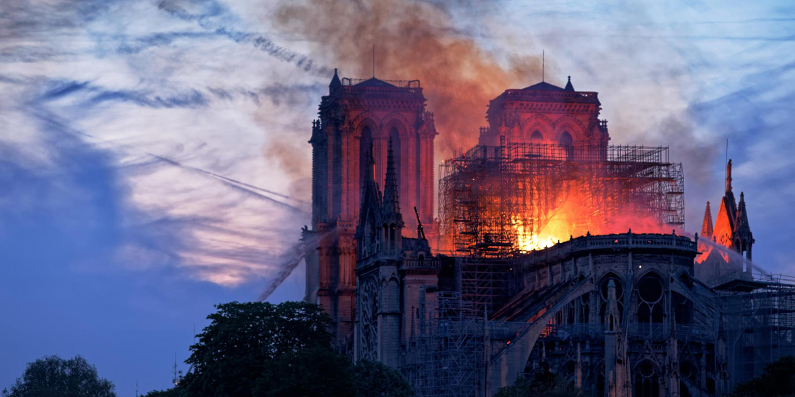 Notre Dame brennt