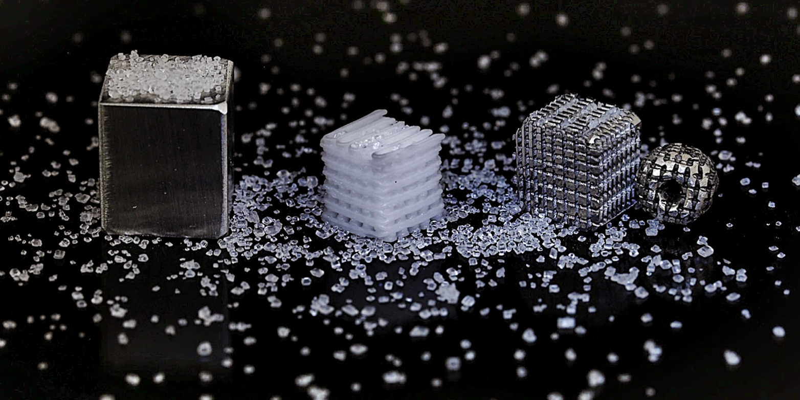 Wie macht man aus Salz und Magnesium (links) ein Knochenimplantat mit regelmässig strukturierten Poren (r.)? ETH-Forschende entwickelten dazu ein Verfahren über ein Template aus 3D-gedrucktem Salz (Mitte). (Bild: Laboratorium für Metallphysik und Technologie / Komplexe Materialien / ETH Zürich)