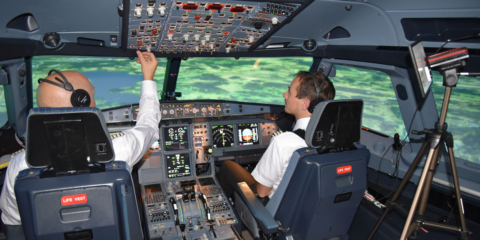 Im Cockpit eines A320-Flugsimulators zeichnet ein Eye-Tracking-System aus Kameras und Infrarot-Sensoren laufend die Blicke des Piloten auf.