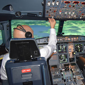 Im Cockpit eines A320-Flugsimulators 