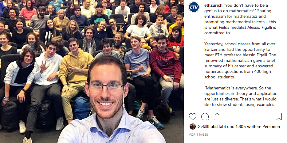 Vergrösserte Ansicht: Auf Instagram mit über 1800 Likes sehr beliebt: Das Selfie mit Alessio Figalli und den 400 Schülerinnen und Schülern. (Bild: ETH Zürich / Alessio Figalli)