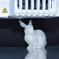 Ein 3D-Drucker druckt einen Kunststoffhasen