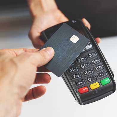 Kreditkarte mit Zahlterminal